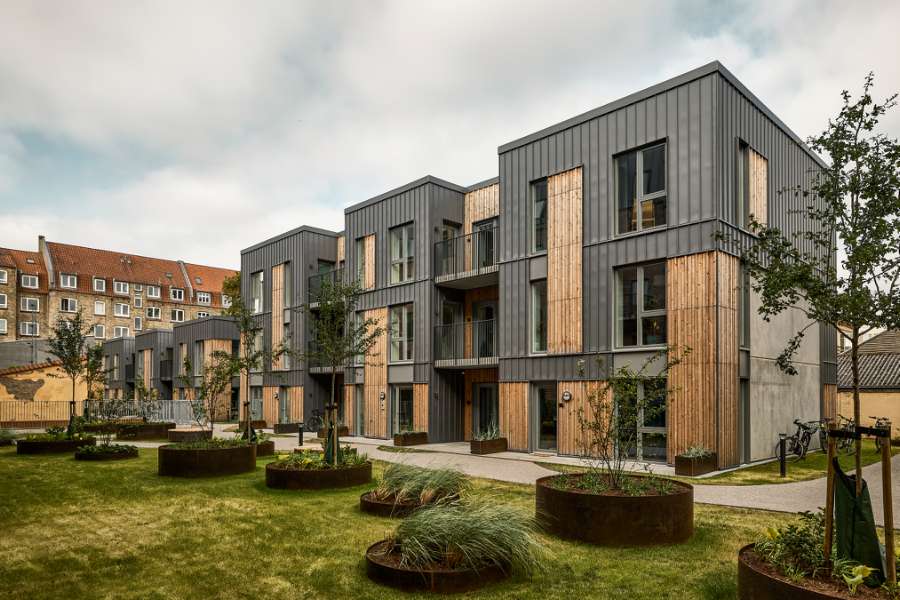 Stålprofiler og træ forenes på facaden af moderne boliger i Aalborg, Badehusvej 1, 9000 Aalborg